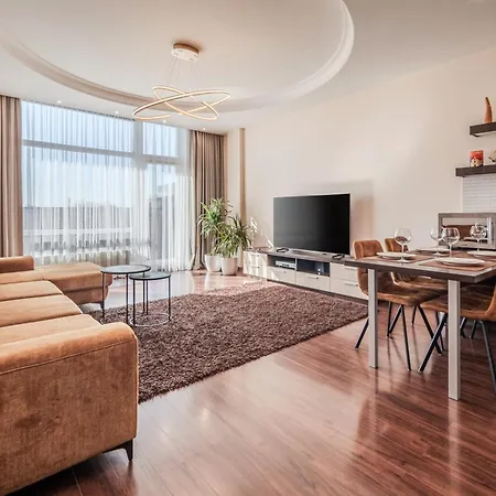 Manto Atspindziai In The Center Free Parking & Self Check In Butas